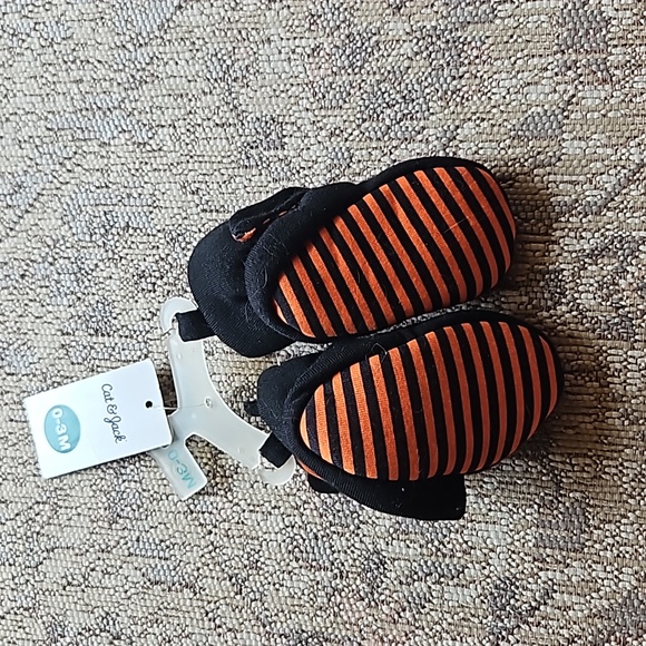 New! 0-3mo Kitty Booties, CAT&JACK, black & orange, stripes, 2 snaps - Picture 2 of 5